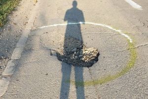 Atenţie, gropi! Călătorii de pe drumul Salonta-Tulca-Tinca au ajuns să marcheze singuri gropile neasfaltate (FOTO)