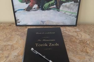 Cei care doresc să lase un mesaj scris în memoria regretatului alpinist Zsolt Török o pot face în cartea de condoleanţe deschisă la Teatru