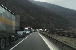 Valea Oltului închisă complet pe un tronson la Călimăneşti preţ de zece minute