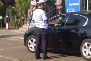Control al poliţiei în aeroport: amenzi pentru taximetrişti şi plăcuţe ridicate de la un ...