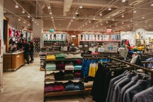 O colecţie specială „Back to School”, dar şi promoţii estivale, care ajung până la ...