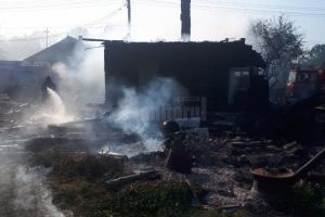 Prăpăd lăsat în urmă de un incendiu, la Pârteştii de Sus