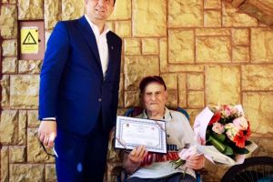  Constantean de 100 de ani, premiat de primarul Decebal Fagadau
