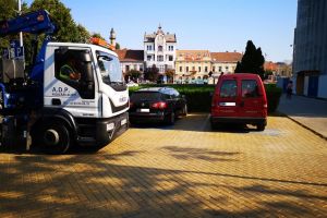 FOTO. Maşini cu autorizaţii false de handicap la Satu Mare. Primăria ridică maşinile!