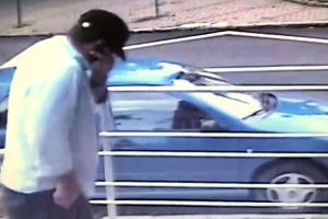 Îl cunoaşteţi? Poliţia caută un bărbat care a furat un portofel şi a retras bani de pe card (VIDEO)