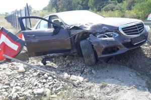 Mercedes dus la reparat într-un service, făcut praf în groapa Sărăţii de mecanicul care îl testa (FOTO)