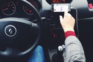 Fără telefon la volan. Ce riscă şoferii prinşi de polţişti?