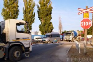 Întârzieri à la CFR. Contractul pentru semaforizarea trecerii de nivel cu calea ferată din strada Uzinelor, semnat după doi ani