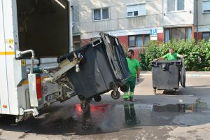 RER Vest continuă spălatul containerelor