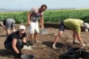 Ferma unui latifundiar român bogat, „scoasă” la suprafaţă! Din echipă au făcut parte şi arheologi din Timişoara!