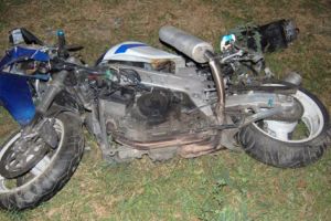 Şi-a abandonat amicul rănit în accident şi a fugit!