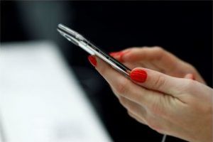 Două mari companii de telefonie, cercetate în SUA pentru că telefoanele lor ar depăşi limita de RADIAŢII