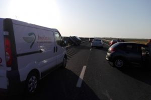 Accident rutier pe Autostrada Soarelui. O masina a ajuns pe balustrada dintre sensuri