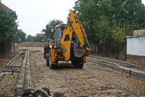 Va fi gata în septembrie. Strada Piaţa Bobâlnei din Ioşia este în curs de modernizare (FOTO)
