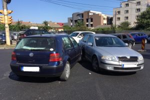 Carambol la intersectia strazilor Soveja cu Baba Novac. Trei masini s-au ciocnit. Un ranit (galerie foto)