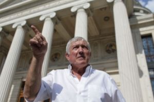 Băsescu îl desfiinţează pe Mircea Diaconu, după lansarea la Ateneu: 'A mers îmbrăcat ca un boschetar din Cişmigiu. Nu e pentru golani clădirea'