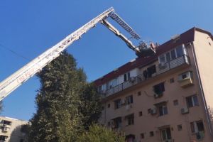Incendiu intr-un bloc din Capitala. Mai multe persoane, evacuate (galerie foto)