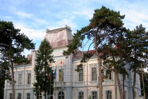 Aleşii locali roşioreni se întrunesc în şedinţă de lucru/ Pe ordinea de zi, stabilirea limitei maxime de carburant pentru maşinile Primăriei