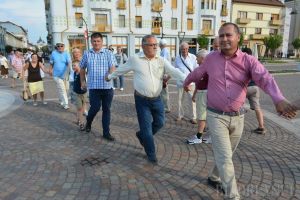 Lanţul uman e tot mai mare: Peste 150 de orădeni s-au strâns din nou în Piaţa Unirii pentru a cere statuia Sfântului Ladislau în centrul Oradiei (FOTO)