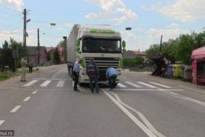Accident pe DN1A, la Coada Malului. Un barbat a fost lovit de TIR