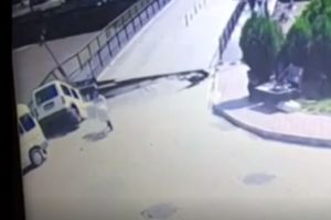 Momentul în care un pod se surpă iar groapa înghite două persoane şi o maşină. VIDEO