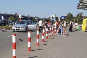 Accident în parcarea Jumbo: O fetiţă de 12 ani a ajuns la spital în stare de inconştienţă după ce a fost lovită de un BMW