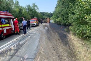 Circulaţie blocată între Lugoj şi Făget după ce o cisternă cu bitum s-a răsturnat