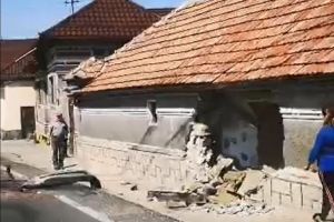 VIDEO A intrat cu duba într-o casă din Perşani