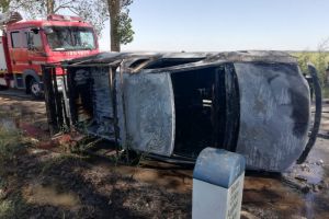Judetul Tulcea: Un autoturism a luat foc in mers. Masina s-a facut scrum (galerie foto)