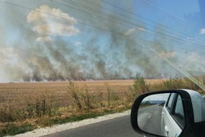 PANICĂ pe un drum judeţean: Participanţii la trafic, speriaţi de flăcări (GALERIE FOTO)