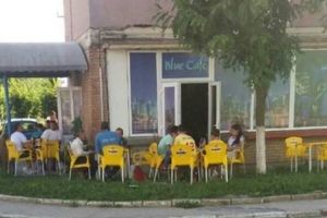 FOTO VIDEO Scandal la Mârşa – Locuitorii dintr-un bloc întreg terorizaţi noapte de noapte de clienţii unui bar