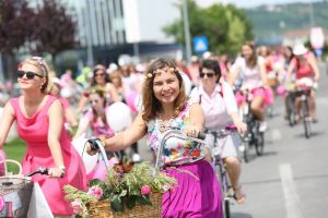 O nouă ediţie SkirtBike Oradea: Doamnele şi domnişoarele, îndemnate să poarte un tricou alb, în memoria Alexandrei Măceşanu