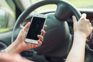 Fără apeluri, SMS-uri şi live-uri la volan: Ce amenzi riscă şoferii