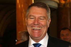 O fi sanatos la cap? In plina criza politica, Iohannis îşi face campanie de la tribuna Administraţiei Prezidenţiale: 'Dragi români, contez pe votul vostru fiindcă doar împreună putem să construim'