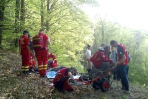 Scăpată de sub control, drujba i-a despicat capul!
