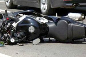 Motociclistul s-a lipit de un Logan