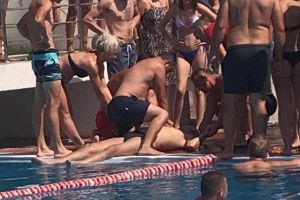 VIDEO Imagini cutremurătoare din momentul scoaterii din piscină a bărbatului înecat la Cornişa. Primul care a intervenit a fost un adolescent