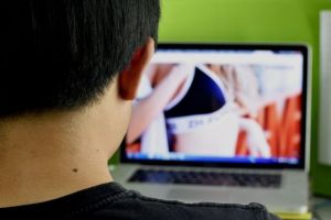 Răzbunarea cruntă a unui bărbat pe fosta amantă din Botoşani! A trimis fotografii indecente pe pagina locului de muncă al soţului femeii