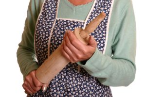 Și-a ieşit din minţi de nervi! O femeie şi-a luat iubitul la bătaie, a distrus o uşă şi a început să scoată parchetul din casă
