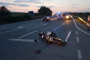 FOTO Motocicletă lovită de o maşină pe DN1 la intersecţia cu Șelimbăr