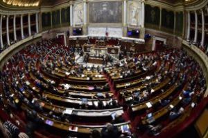 Guvernul francez doreste sa reduca numarul parlamentarilor cu un sfert
