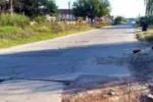 Unde sunt banii?! Drumul din Mondial Bocşei rămâne coşmarul şoferilor, deşi există sume alocate de la judeţ!
