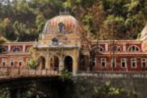 Primarul – cu legea lui, consilierii locali – cu legea lor! Timpul nu iartă, paragina mănâncă tot ce e mai frumos în Băile Herculane!