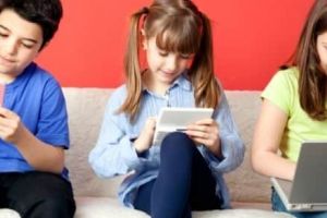 Unul din trei copii români suferă de o boală cronică:  Telefonul, tableta şi ghiozdanul prea greu fac ravagii