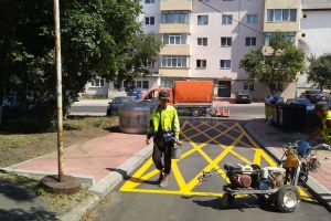 Marcaje rutiere de staţionare interzisă în dreptul platformelor îngropate de depozitare a ...