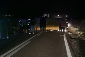A pierdut controlul direcţiei şi s-a răsturnat cu autoutilitara în mijlocul drumului