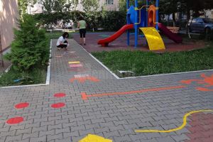 Curtea Grădiniţei ,,Prichindel” Suceava s-a înfrumuseţat cu picturile realizate de ...