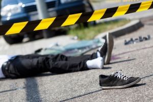 Tragedie într-o comună din Bihor: Un băiat de 14 ani a murit izbit de o maşină în timp ce traversa strada