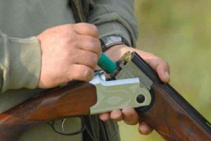 Puşca şi problema lată pentru un bărbat din Zlatna, cercetat de poliţişti după ce a introdus ilegal o armă de vânătoare în ţară