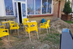 Scandalul de la Mârşa – patronul barului care deranjează vecinii spune că totul e legal
